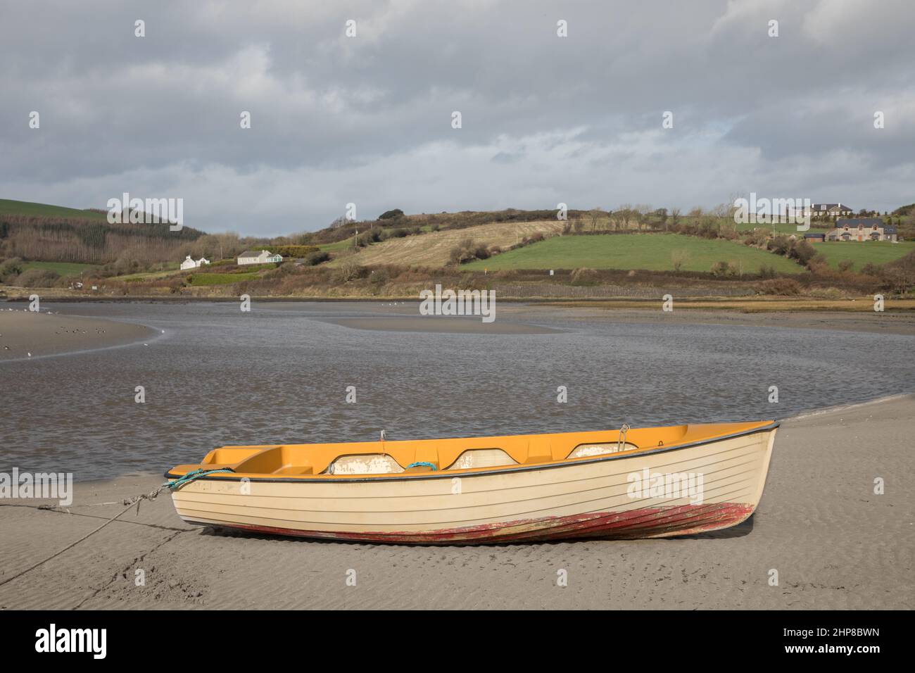 Coolmain, Cork, Irland. 19th. Februar 2022. Bei Ebbe am Strand in Coolmain, Co. Cork, Irland, wurde ein Flügelboot festgebunden. - Credit; David Creedon / Alamy Live News Stockfoto