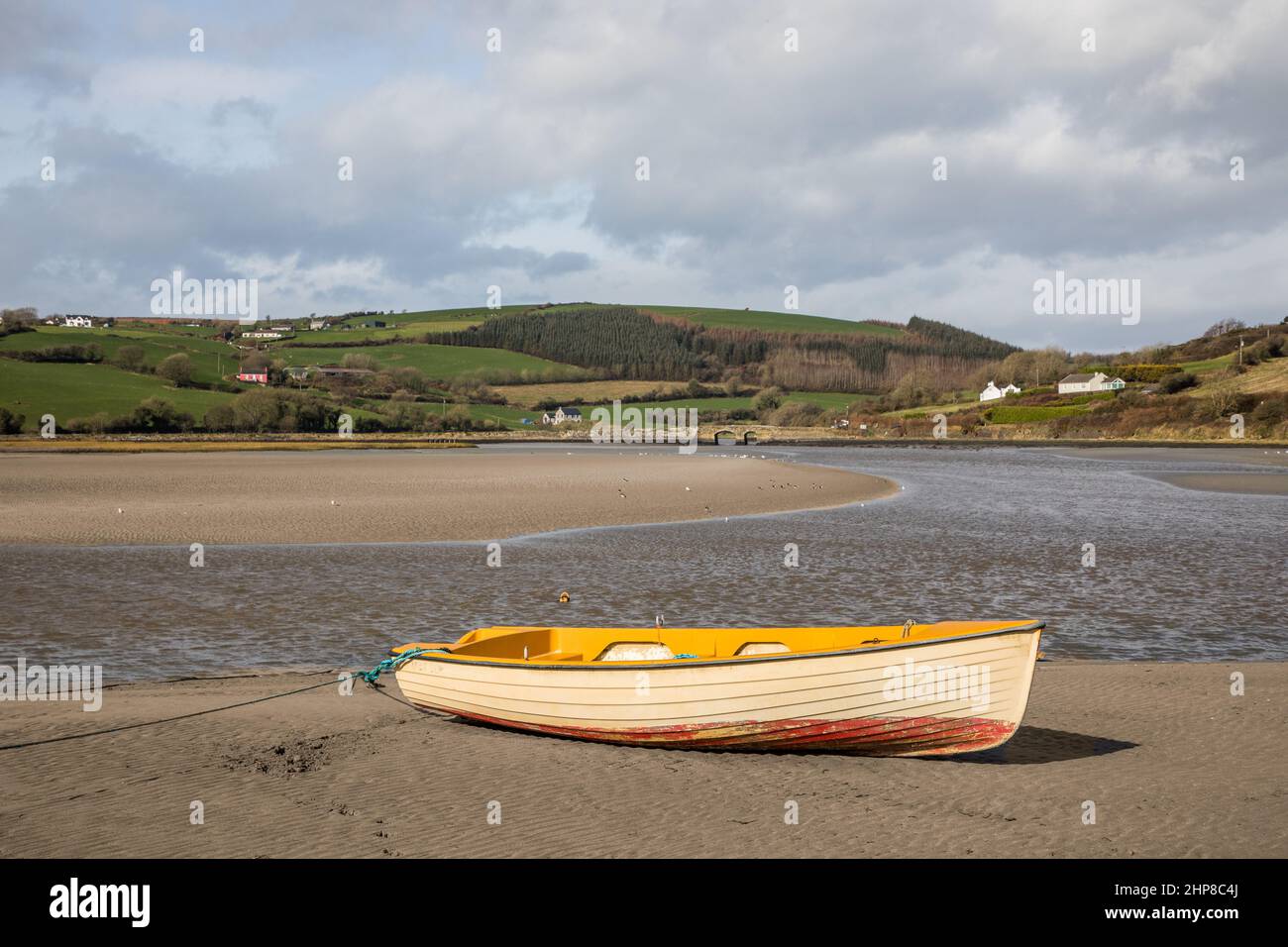 Coolmain, Cork, Irland. 19th. Februar 2022. Bei Ebbe am Strand in Coolmain, Co. Cork, Irland, wurde ein Flügelboot festgebunden. - Credit; David Creedon / Alamy Live News Stockfoto