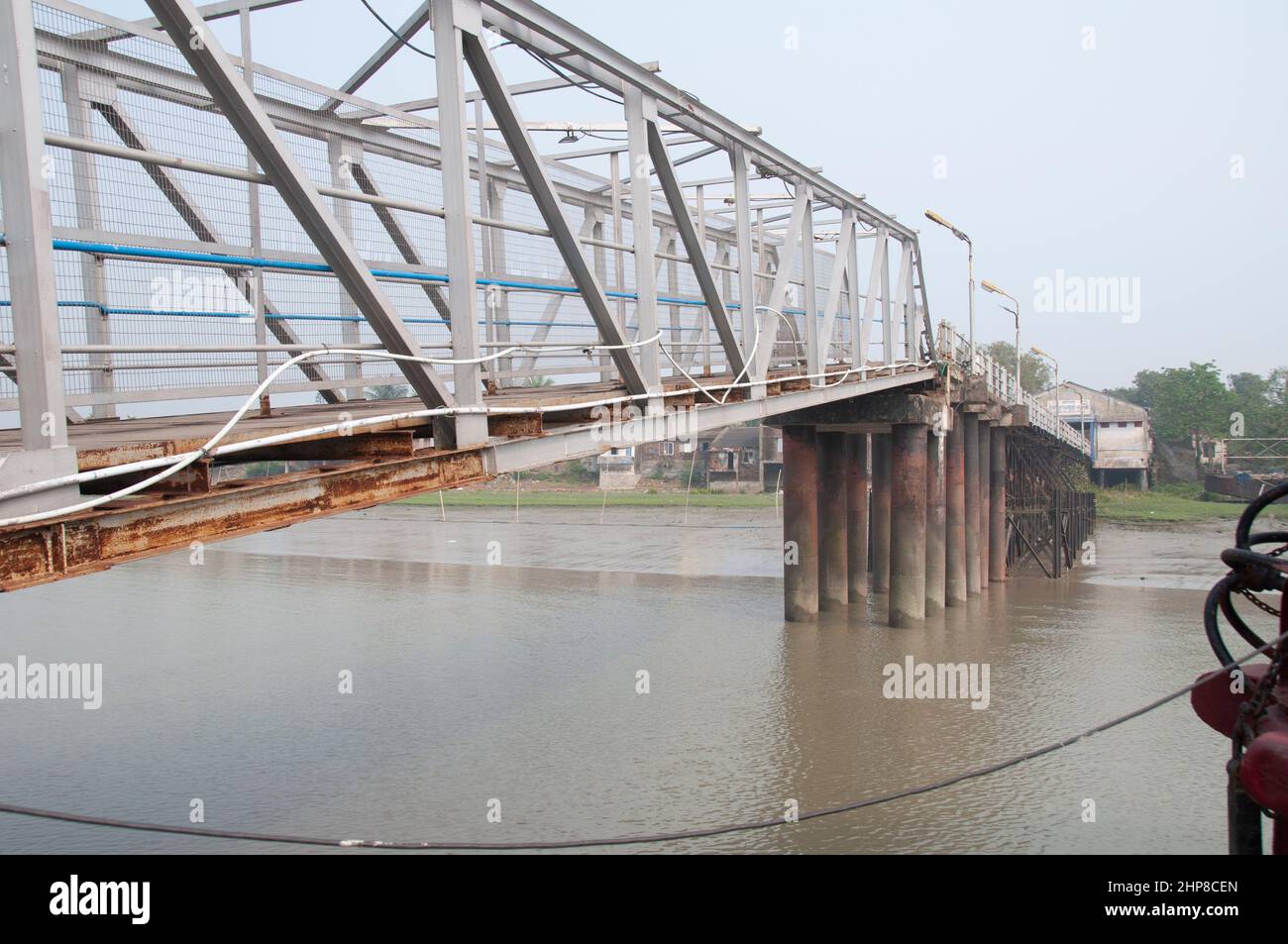 Brücke, die den Fluss mit dem Dock oder dem Steg verbindet Stockfoto