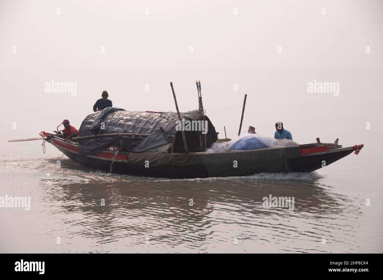 Fischer von bengalen fangen Fische im Fluss Stockfoto