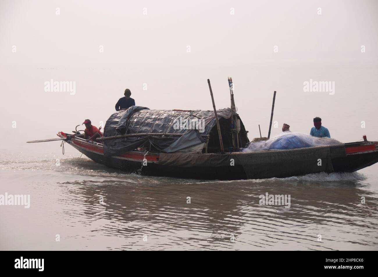 Fischer von bengalen fangen Fische im Fluss Stockfoto