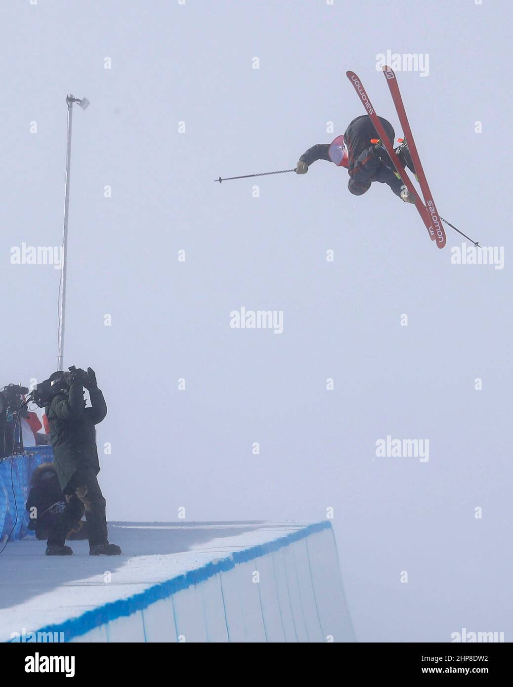 Peking, Hebei, China. 19th. Februar 2022. Gus Kenworthy (GBR) beim Freestyle-Ski-Herren Halbpipe-Finale während der Olympischen Winterspiele 2022 in Peking im Genting Snow Park. (Bild: © David G. McIntyre/ZUMA Press Wire) Stockfoto