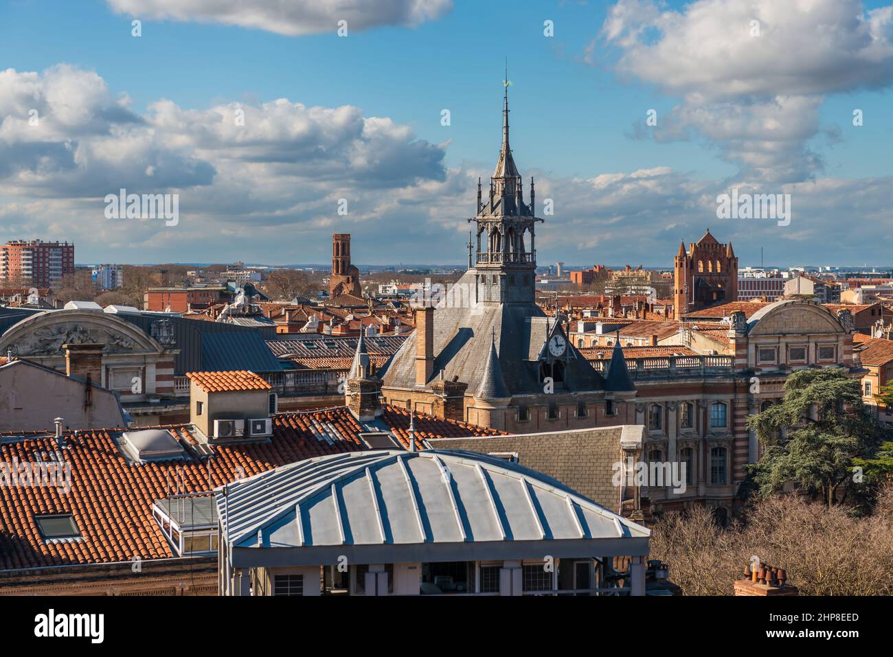 Panorama der Dächer von Toulouse, vom Stadtzentrum aus, in Haute Garonne, Oczitanien, Frankreich Stockfoto