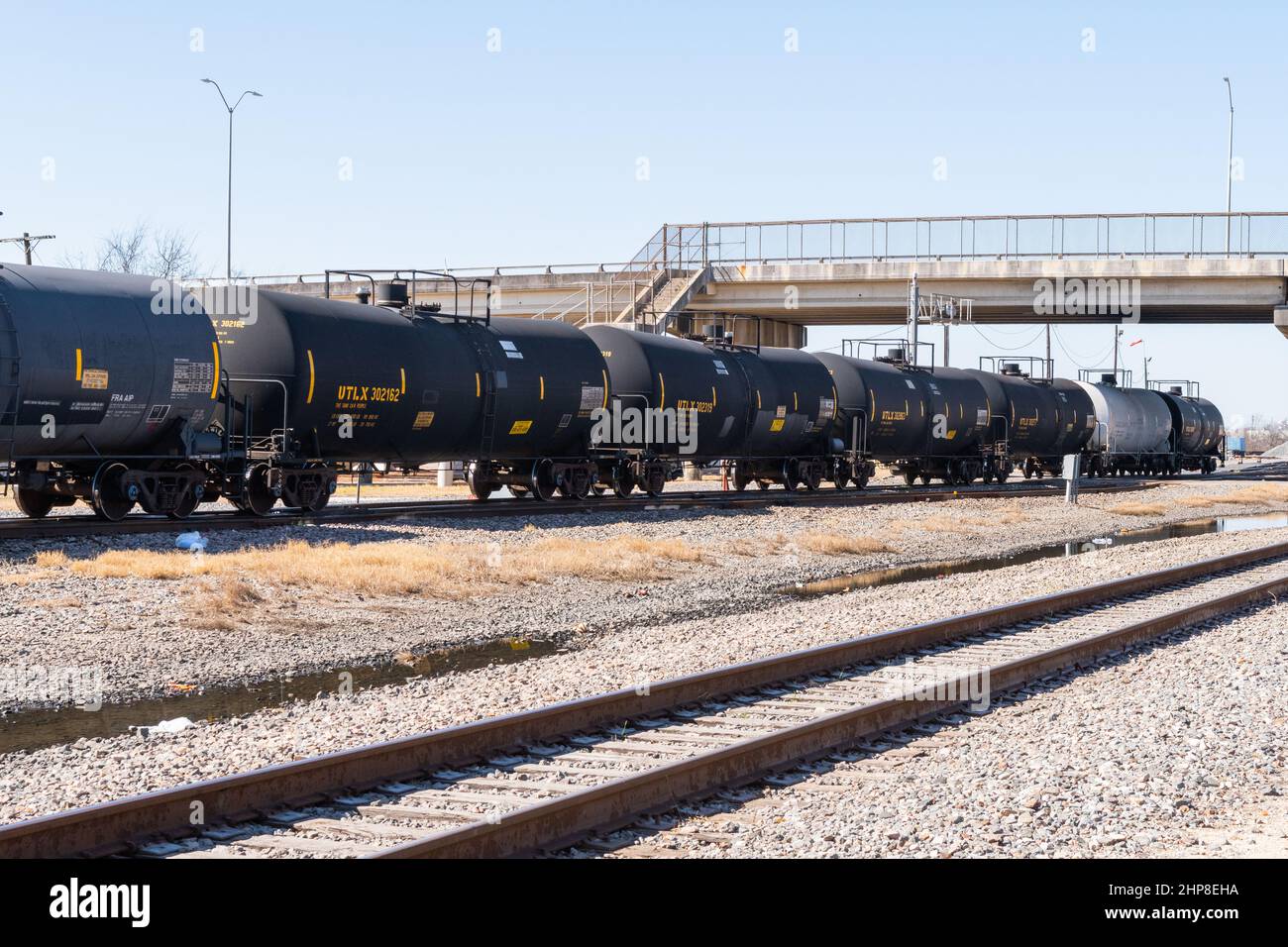 Taylor, Texas, USA – mehrere Petrochemie-Tankwagen, die miteinander verbunden sind und auf einem Nebengleis warten, um bewegt zu werden. Stockfoto