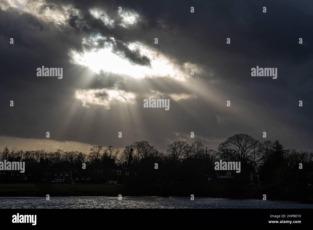 WIMBLEDON LONDON, GROSSBRITANNIEN. 19. Februar 2022. Die Sonne bricht durch die Wolken über Wimbledon Common während starker Winde vom Sturm Eunice, dem schlimmsten Sturm, der Großbritannien seit 30 Jahren getroffen hat. Das Met Office hat eine rote Wetterwarnung für den Süd- und Südwestengland herausgegeben, da ein Großteil des restlichen Großbritanniens unter bernsteinfarbenen und gelben Warnungen mit Windgeschwindigkeiten von bis zu 100 km/h steht, wobei Regen und Schnee erwartet werden.Quelle: amer ghazzal/Alamy Live Ne Stockfoto