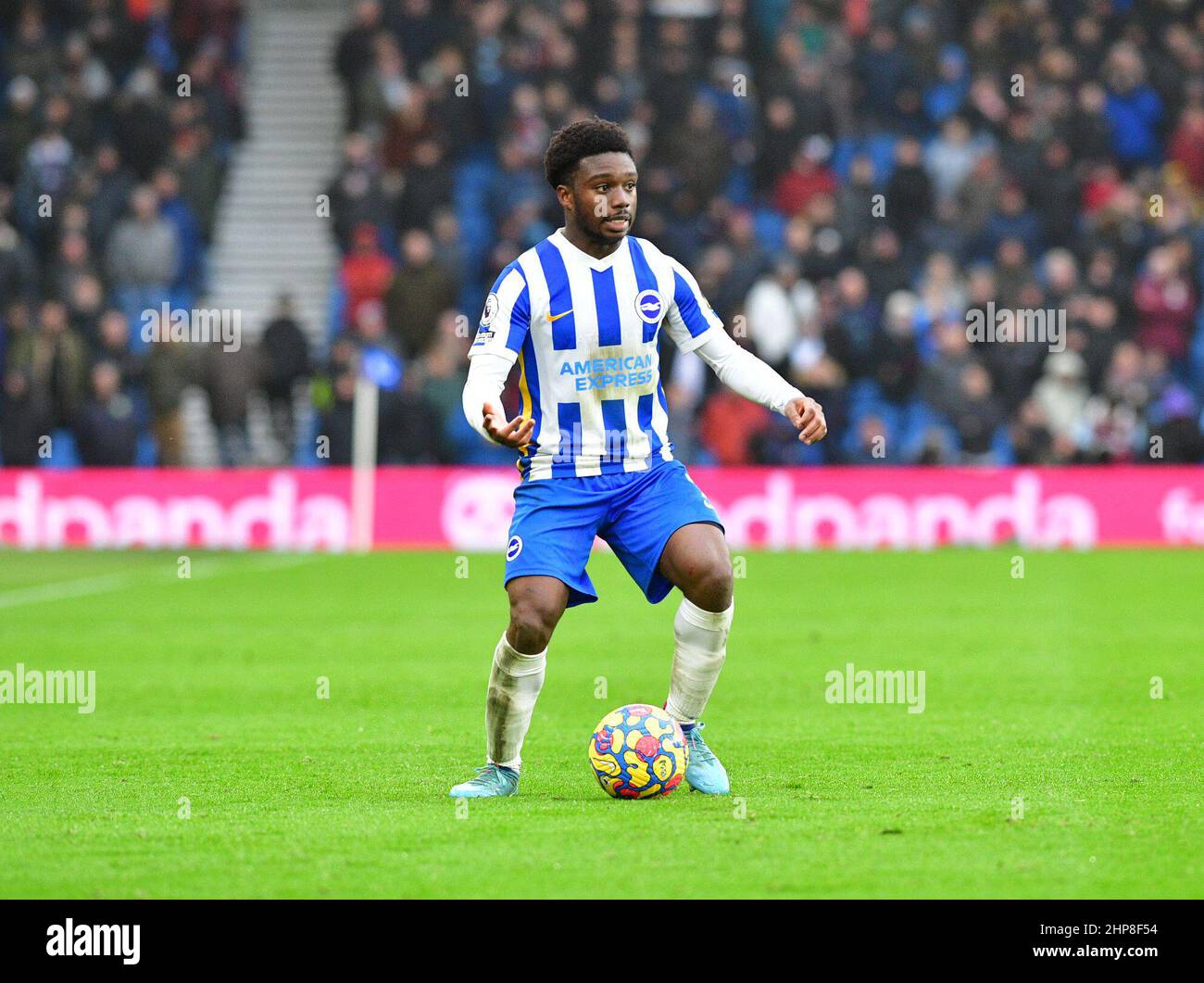 Brighton, Großbritannien. 19th. Februar 2022. Tariq Lamptey aus Brighton und Hove Albion während des Premier League-Spiels zwischen Brighton & Hove Albion und Burnley am 19th 2022. Februar beim Amex in Brighton, England. (Foto von Jeff Mood/phcimages.com) Quelle: PHC Images/Alamy Live News Stockfoto