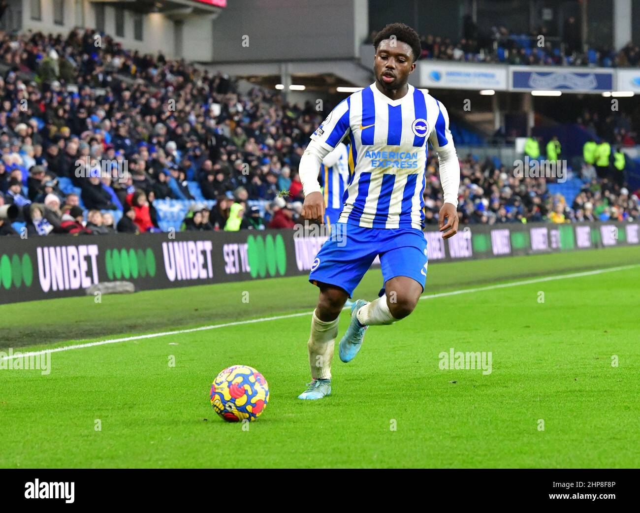 Brighton, Großbritannien. 19th. Februar 2022. Tariq Lamptey aus Brighton und Hove Albion während des Premier League-Spiels zwischen Brighton & Hove Albion und Burnley am 19th 2022. Februar beim Amex in Brighton, England. (Foto von Jeff Mood/phcimages.com) Quelle: PHC Images/Alamy Live News Stockfoto