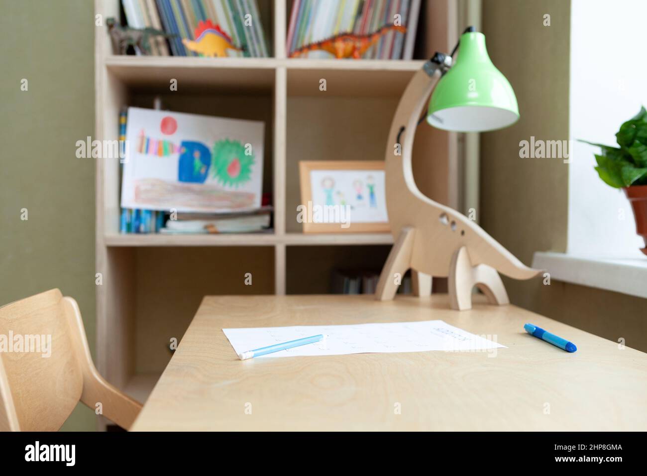 Schreibtisch mit Blatt Papier mit Mathe-Test im Kinderzimmer. Stockfoto