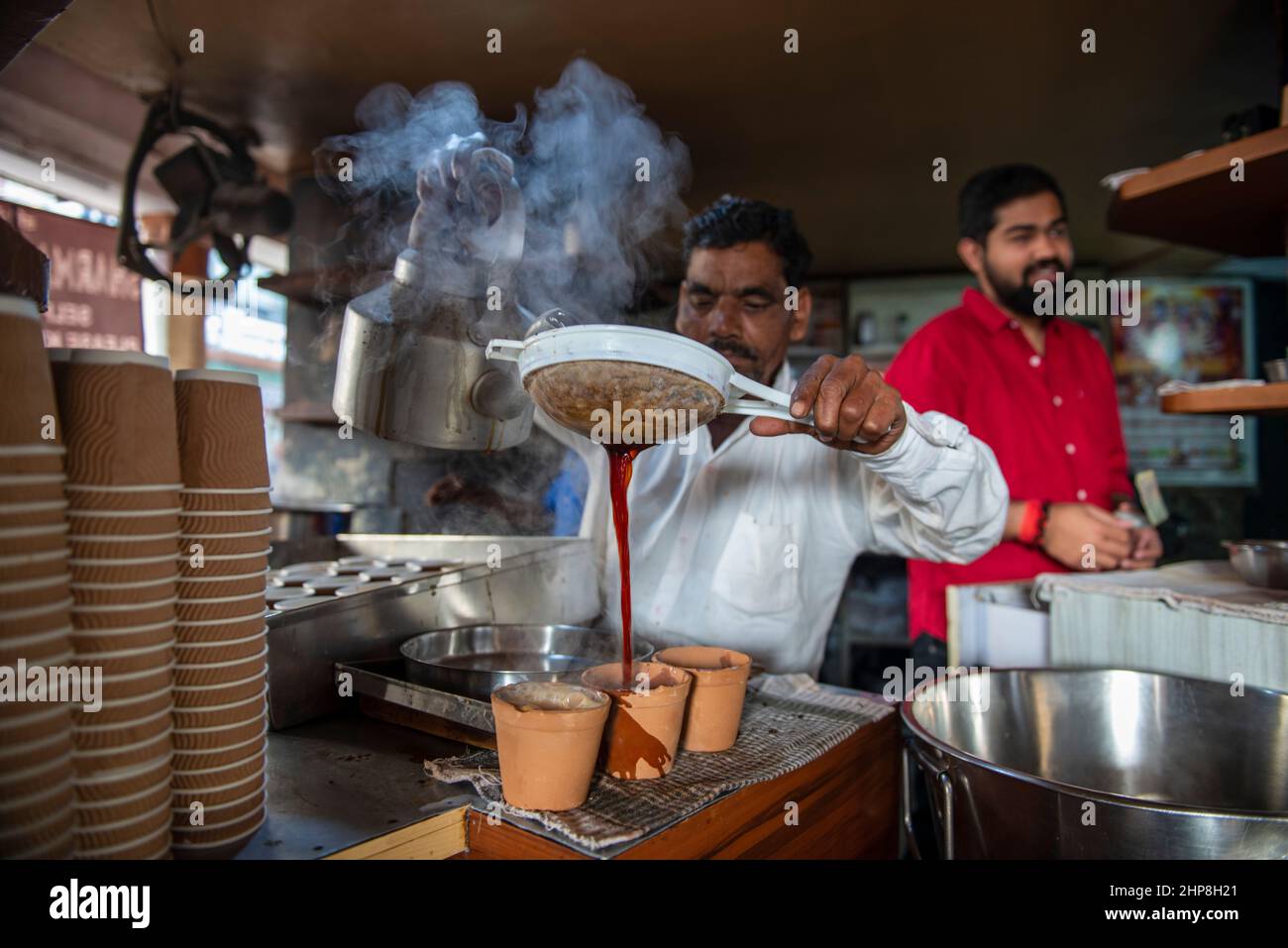 Lucknow, Indien. 18th. Februar 2022. Ein Ladenbesitzer bereitet Kulhad-Tee für die Kunden am Sharma-Teestände in Hazratganj, Lucknow, Indien, zu.Teeliebhaber in Hazratganj, einer der ältesten Gegenden in Lucknow, der Hauptstadt von Uttar Pradesh, Wir genossen ihren ersten Schluck Morgentee an den beliebten Ständen, an denen den Besuchern Tee und Snacks serviert wurden. Touristen aus verschiedenen Orten und Lokalitäten kommen hier für einen frühen Morgenspaziergang und genießen den authentischsten Geschmack und Geschmack von Tee. Kredit: SOPA Images Limited/Alamy Live Nachrichten Stockfoto