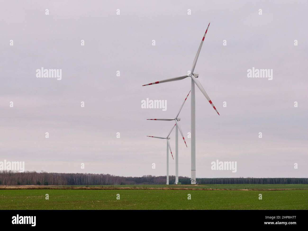 Windkraftanlage unter bewölktem Himmel über Feld, Woiwodschaft Podlaskie, Polen, Europa Stockfoto