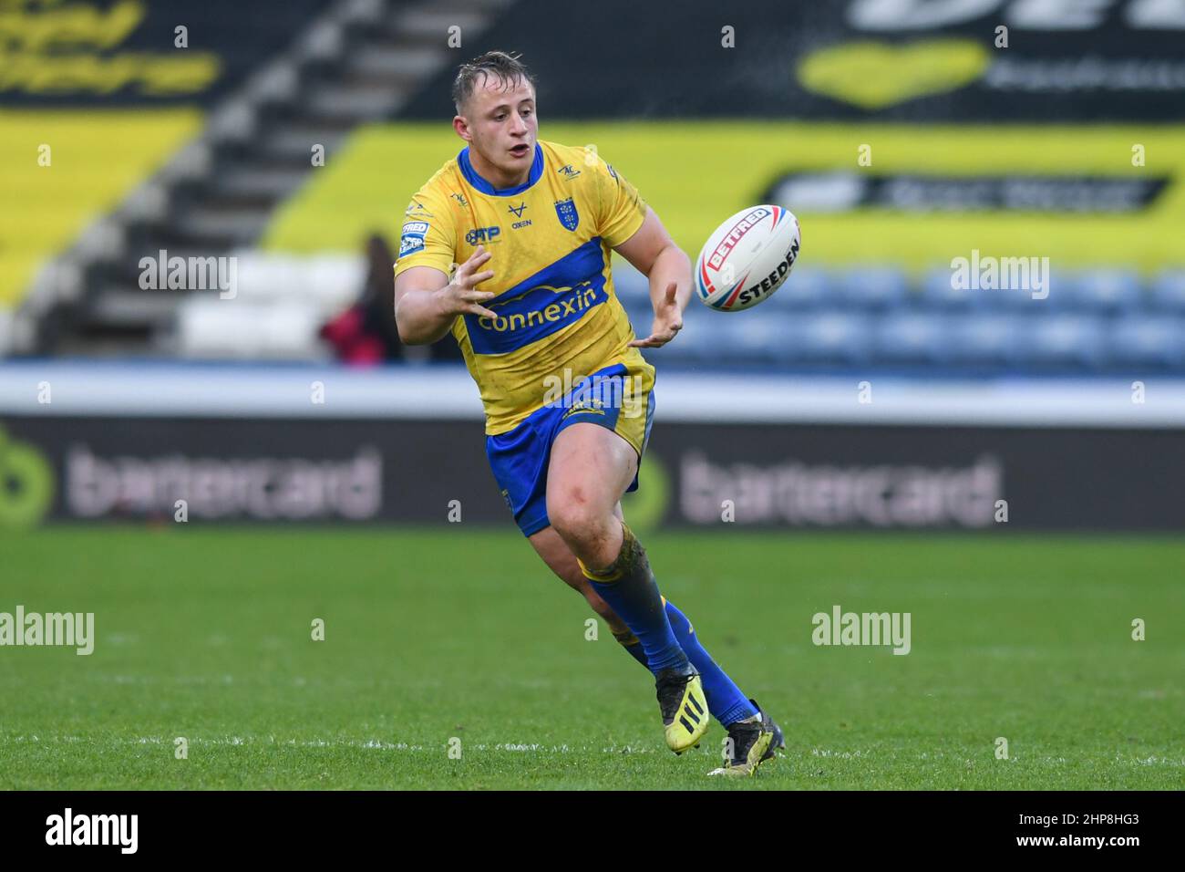 Huddersfield, Großbritannien. 19th. Februar 2022. Greg Richards #25 von Hull KR erhält den Ball in Huddersfield, Vereinigtes Königreich am 2/19/2022. (Foto von Simon Whitehead/News Images/Sipa USA) Quelle: SIPA USA/Alamy Live News Stockfoto