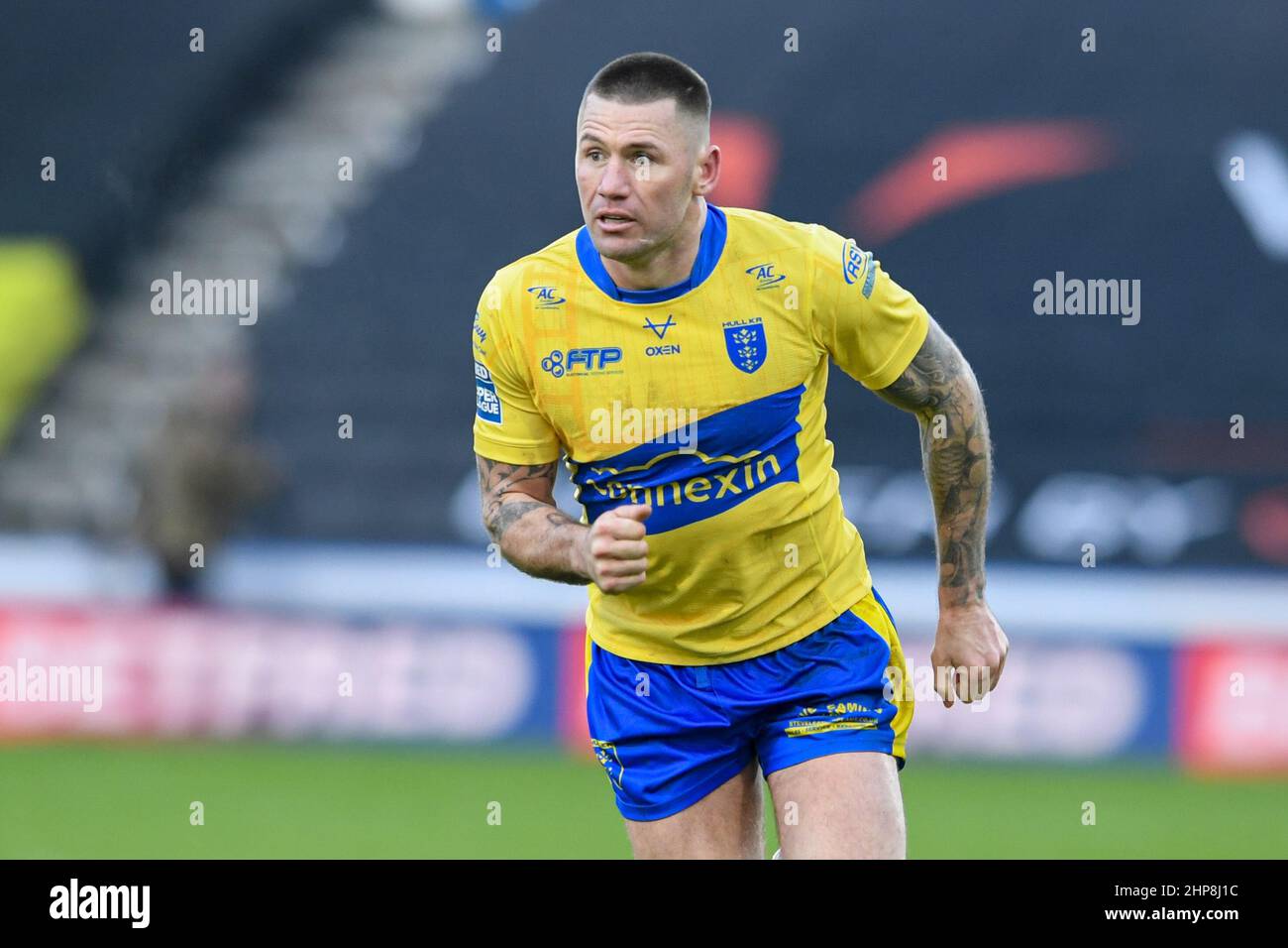 Huddersfield, Großbritannien. 19th. Februar 2022. Shaun Kenny-Dowall #4 von Hull KR läuft während des Spiels in Huddersfield, Großbritannien am 2/19/2022. (Foto von Simon Whitehead/News Images/Sipa USA) Quelle: SIPA USA/Alamy Live News Stockfoto