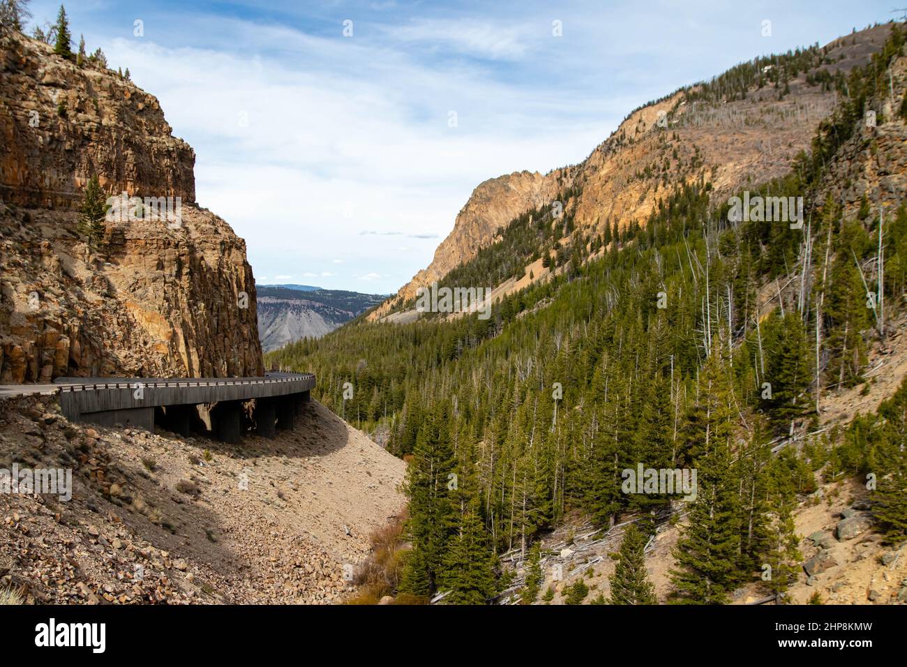 Brücke auf der Grand Loop Road, die durch den Golden Gate Canyon im Yellowstone National Park, Wyoming, horizontal verläuft Stockfoto