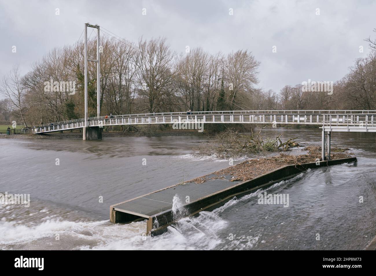 Blackweir Bridge über die Taff bei Pontcanna Fields, Cardiff, nach den Stürmen Dudley und Eunice Stockfoto