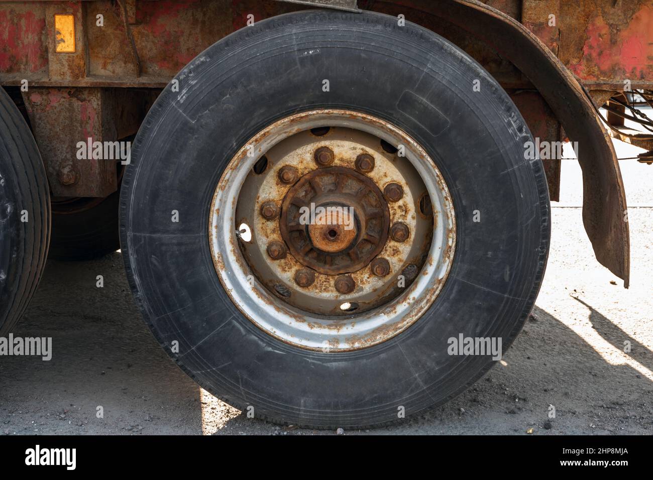 Altes rostetes LKW-Rad, Nahaufnahme Stockfoto