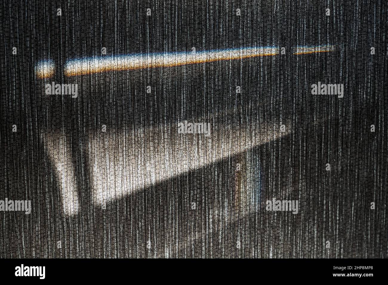 Abstraktes Wandhintergrundfoto mit Schatten- und Lichtstrahlen-Muster Stockfoto