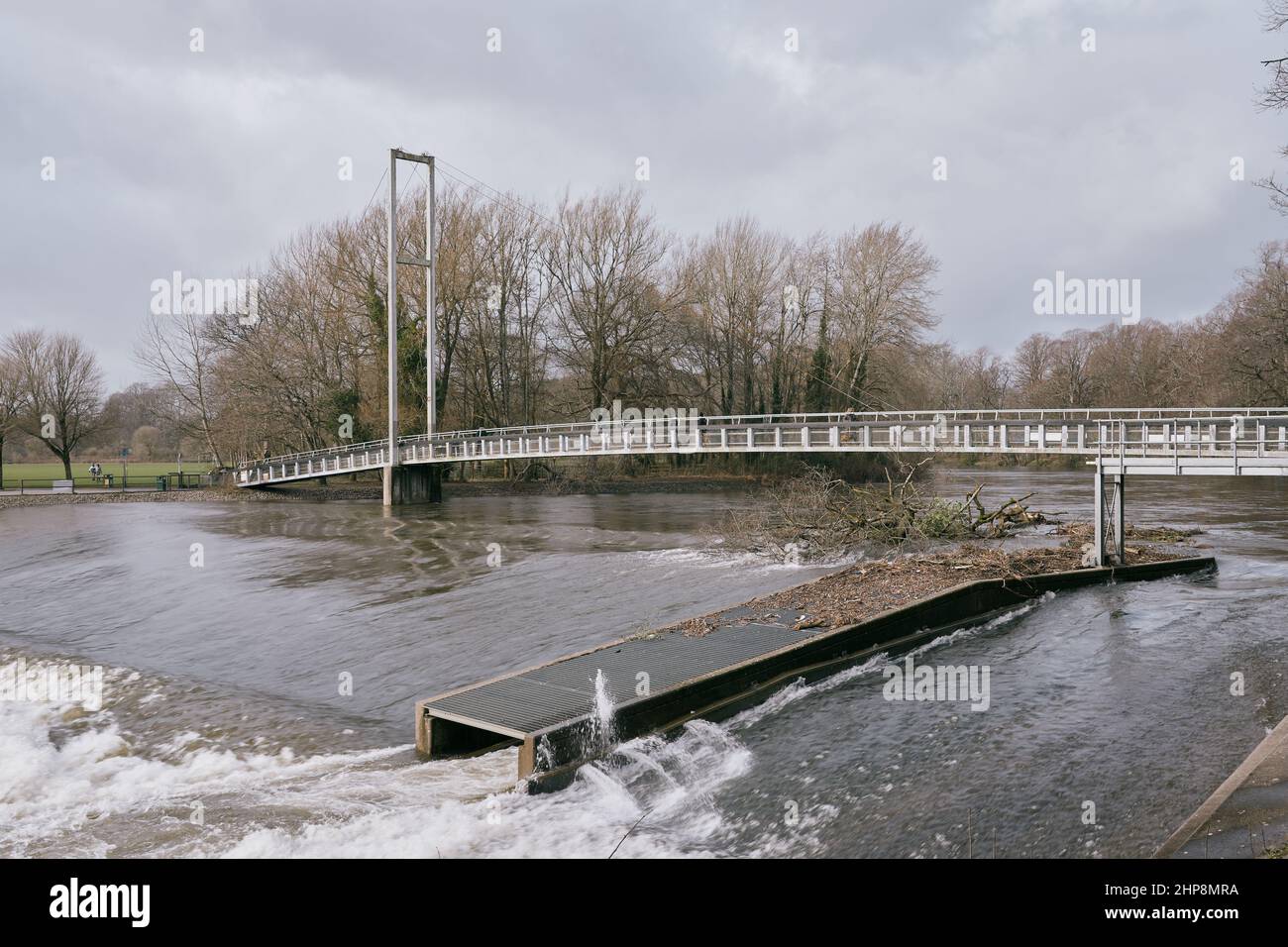 Blackweir Bridge über die Taff bei Pontcanna Fields, Cardiff, nach den Stürmen Dudley und Eunice Stockfoto