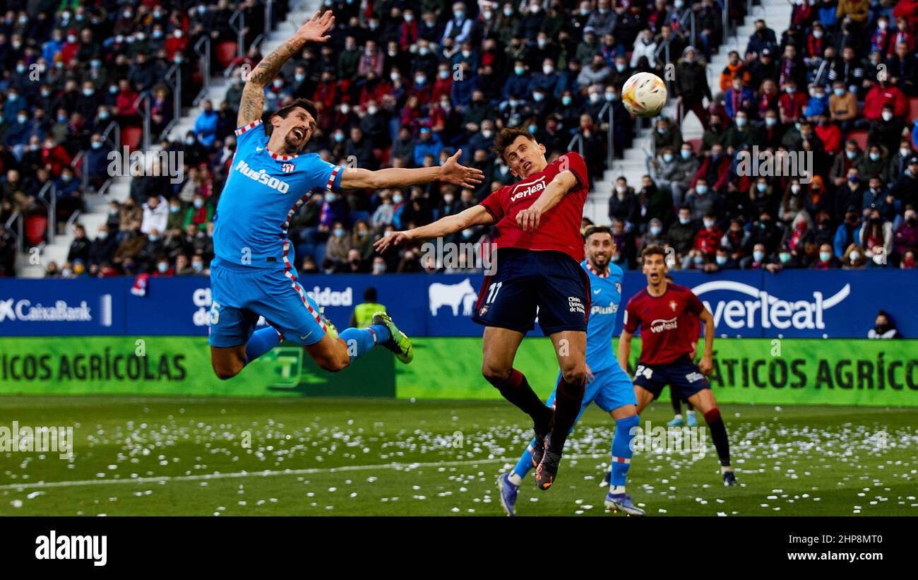 Savic (Atletico Madrid) bestreitet einen Ball mit Budimir (Osasuna) während des Spiels der Liga Santander zwischen CA Osasuna y Club Atletico de Madrid (0-3) im Estadio El Sadar in Pamplona, Spanien. Kredit: Iñigo Alzugaray/Alamy Live Nachrichten Stockfoto