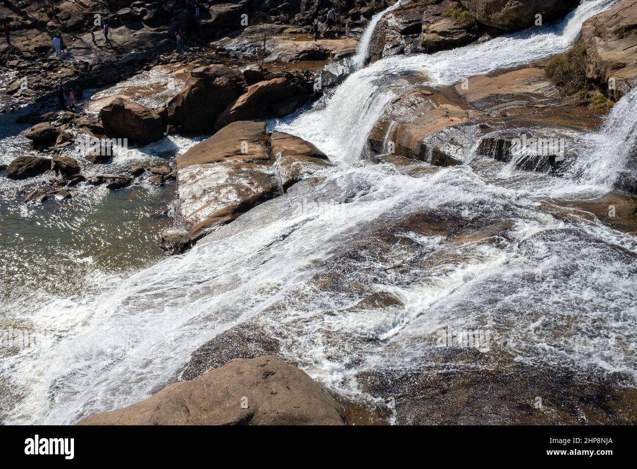 Falls Park on the Reedy ist ein toller Ort in der Innenstadt für ein Wochenende in Greenville, South Carolina mit Wanderwegen, Wasserfällen, Restaurants, Geschäften und Gärten. Stockfoto