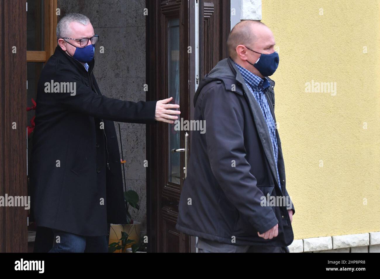 (220219) -- ZAGREB, 19. Februar 2022 (Xinhua) -- Darko Horvat (L), kroatischer Bauminister, verlässt am 19. Februar 2022 in Begleitung der Polizei in Donja Dubrava, Kroatien, sein Haus. Horvat wurde am Samstag wegen mutmaßlichen Machtmissbrauchs verhaftet, als er 2018 Wirtschaftsminister war. (Vjeran Zganec Rogulja/PIXSELL via Xinhua) Stockfoto