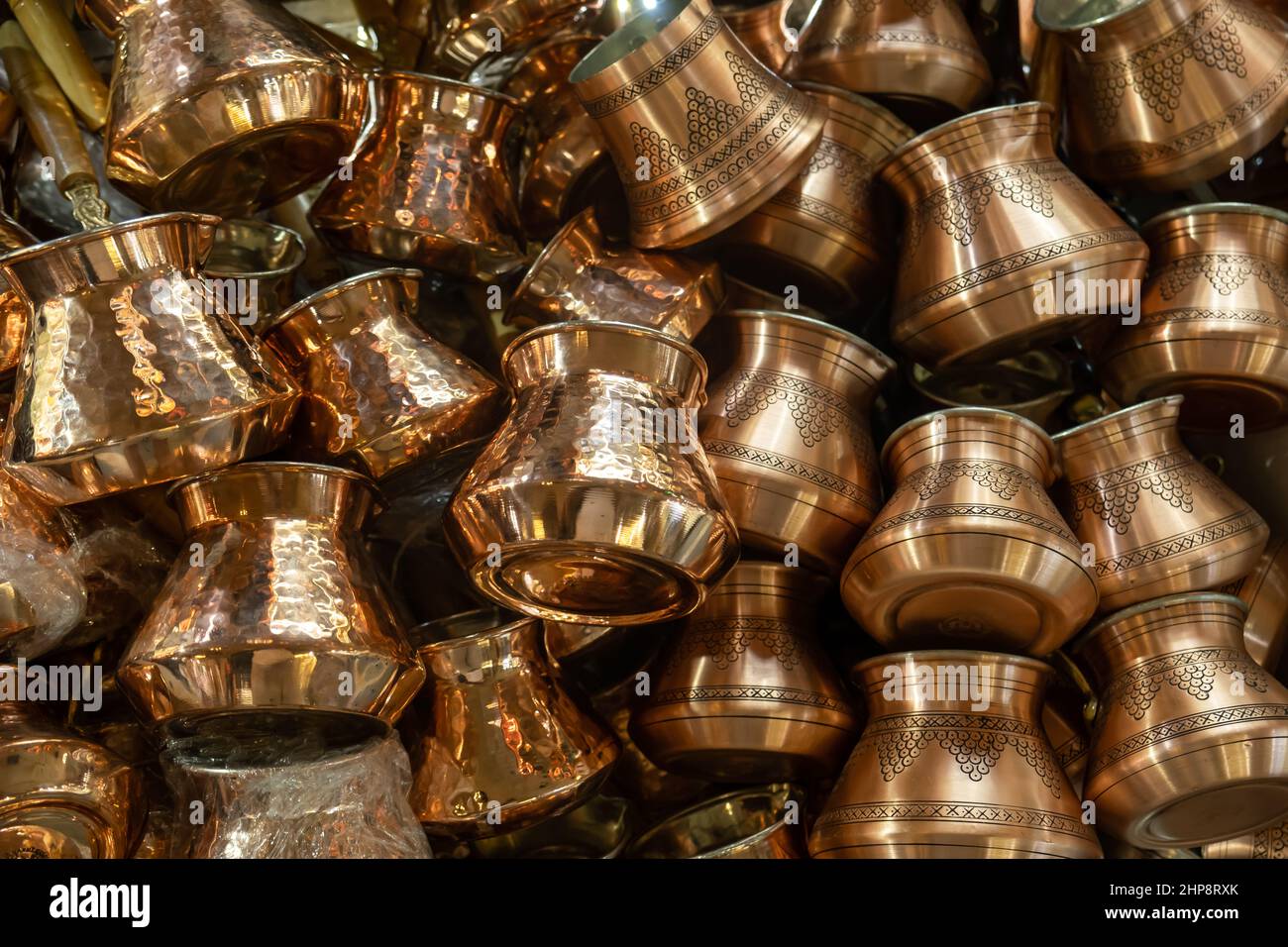 Kupferbasar in der Türkei. Traditionelle und handgefertigte Kupferrohre. Kaffeekannen, Teekannen, Souvenirs, Pfannen, Geschenke. Stockfoto