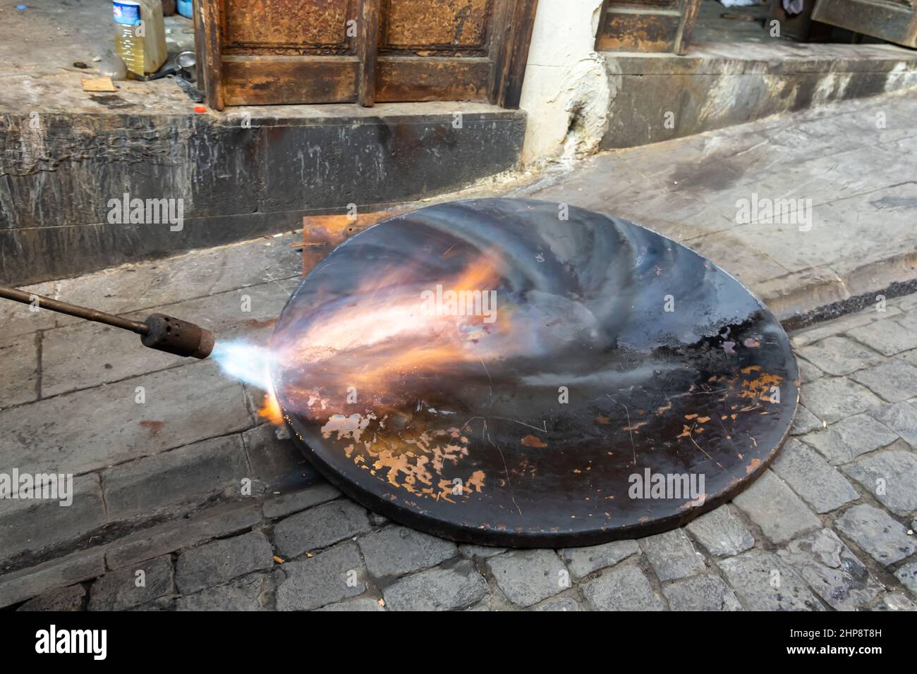 Der Schmied verwendet Feuer, um das Eisen in Gaziantep, Türkei, zu Formen. Stockfoto