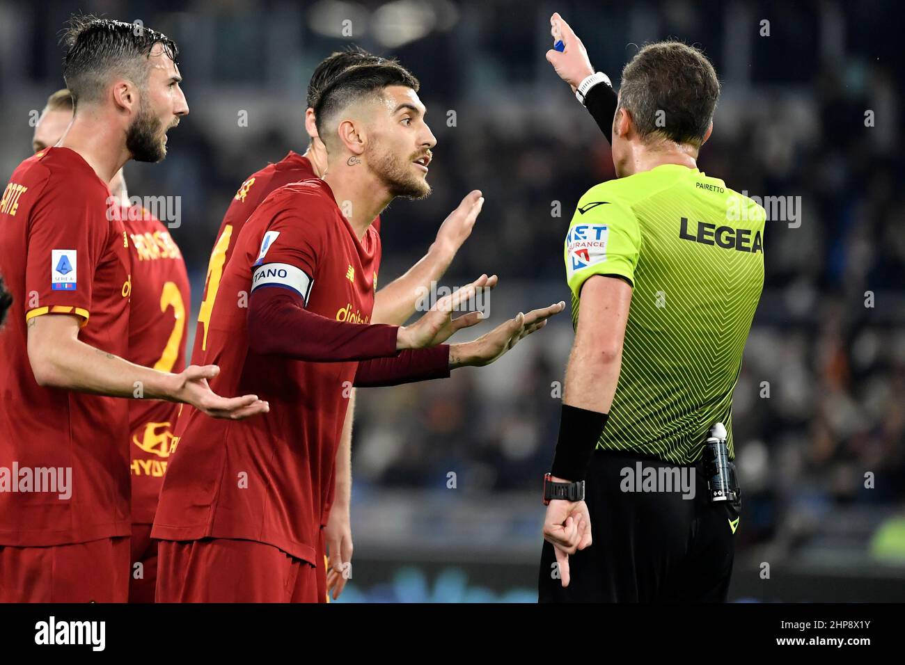 Rom, Italien. 19th. Februar 2022. Bryan Cristante und Lorenzo Pellegrini von AS Roma streiten mit Schiedsrichter Luca Pairetto während des Fußballspiels der Serie A zwischen AS Roma und Hellas Verona im Olimpico-Stadion in Rom (Italien) am 19th. Februar 2022. Foto Antonietta Baldassarre/Insidefoto Kredit: Insidefoto srl/Alamy Live News Stockfoto