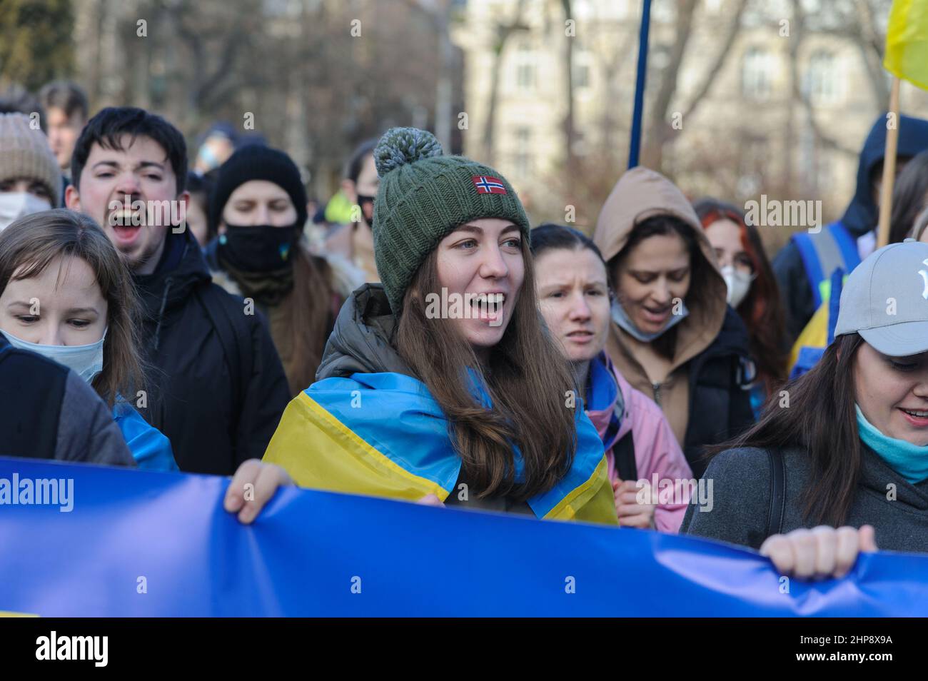 Lviv, Ukraine, 19. februar 2022. Die Ukrainer singen während des Einheits-Marsches für die Ukraine in der Innenstadt von Lemberg, inmitten der Spannungen an der Ukraine-Russland-Grenze, eine Nationalhymne. Stockfoto