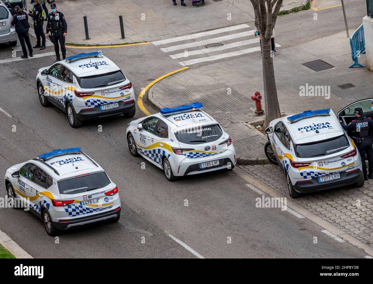 Vier Polizeiautos mit mehreren Polizisten Palma Mallorca Spanien 19. Februar 2022 Stockfoto