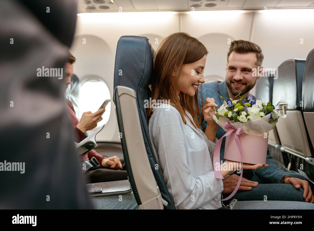 Glückliches Paar in der Liebe, das zusammen mit dem Flugzeug reist Stockfoto