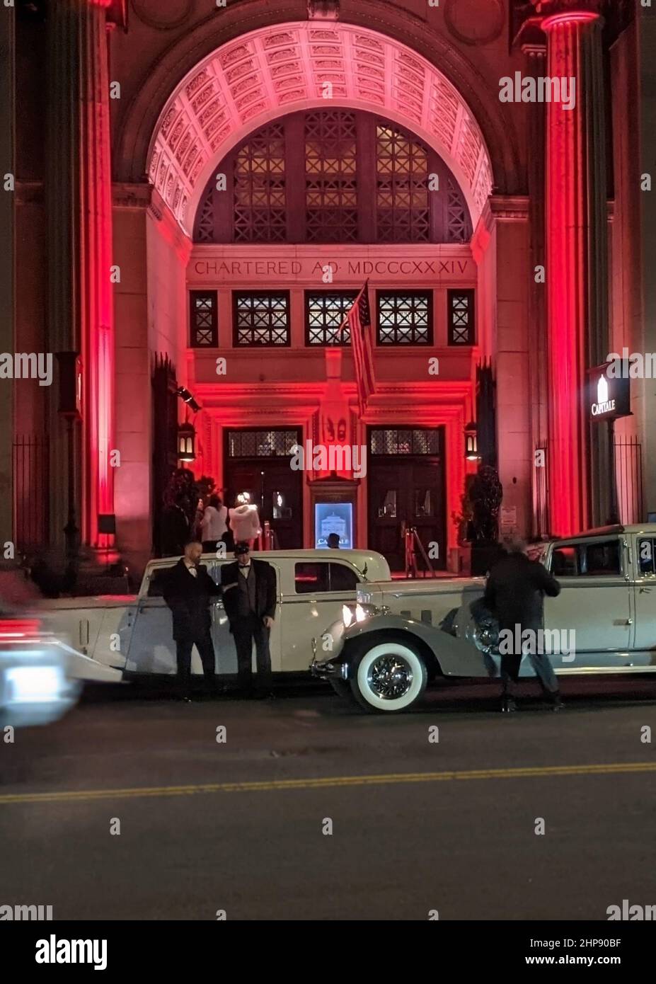 New York City, USA - 11. Februar 2022: Große Gatsby-Veranstaltung mit Chauffeuren, die neben Rolls Royce vor dem Capitale-Gebäude in der Innenstadt von Manh stehen Stockfoto