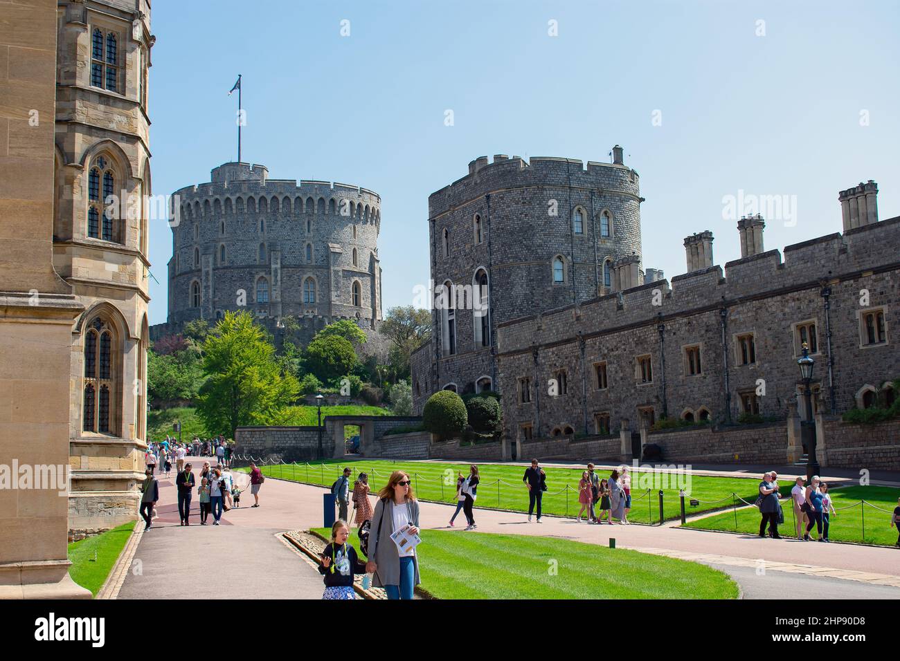Besucher besichtigen die untere Abteilung von Windsor Castle und besuchen Sehenswürdigkeiten wie den Round Tower und die St. George's Chapel. Windsor, England Stockfoto