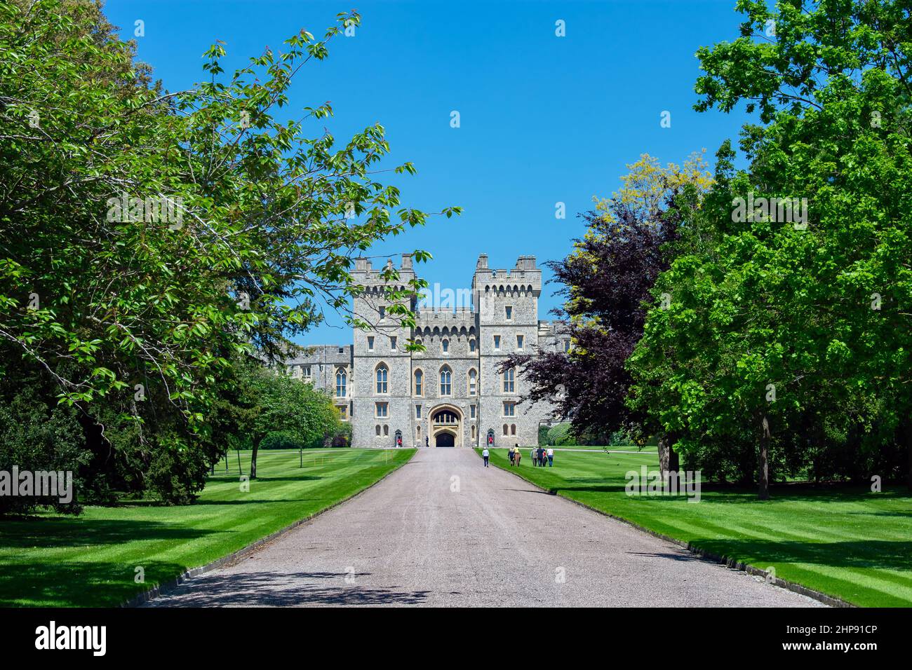 Das Tor von George IV zum Upper ward of Windsor Castle vom Long Walk aus gesehen. Bäume und Gras säumen die Seite der Straße. Windsor, Großbritannien Stockfoto