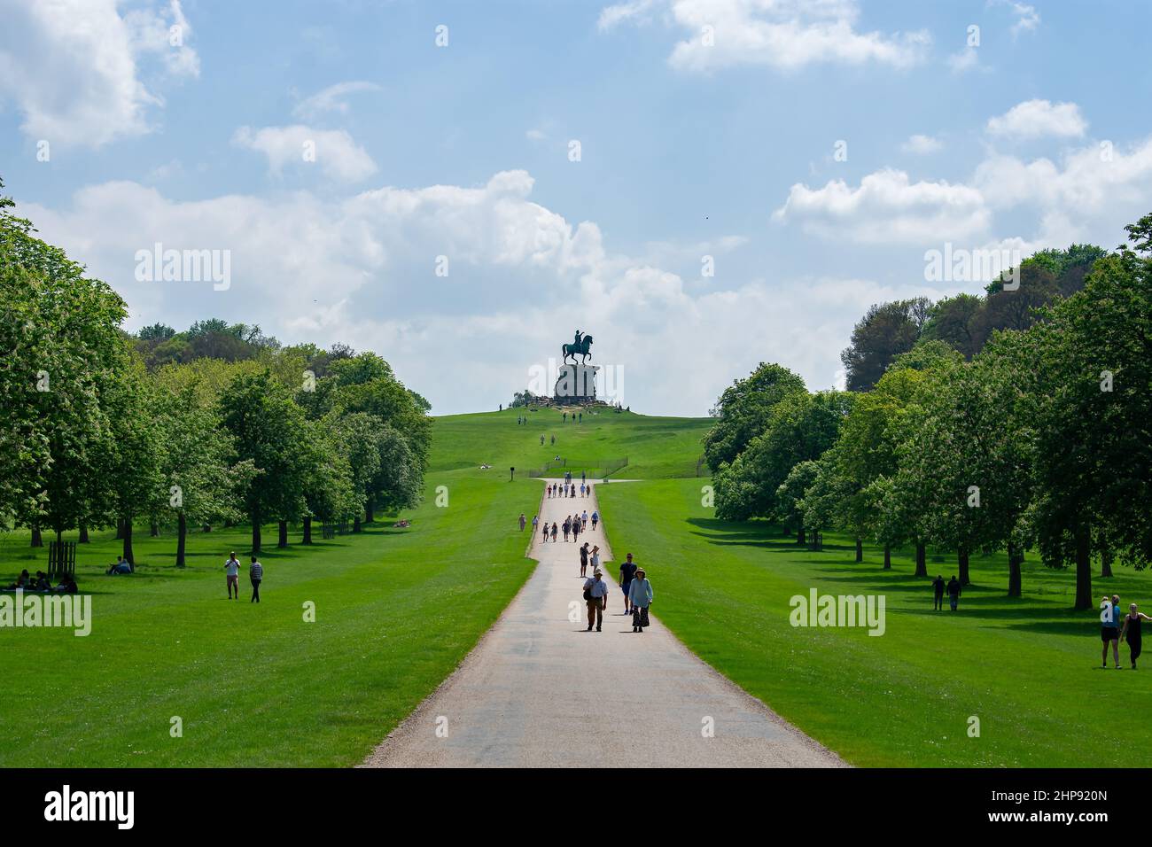 Der lange Weg, Eine von Bäumen gesäumte Allee, führt zur Kupferpferd-Statue von König George III. Auf dem Snow Hill in Windsor, Berkshire, England. Stockfoto