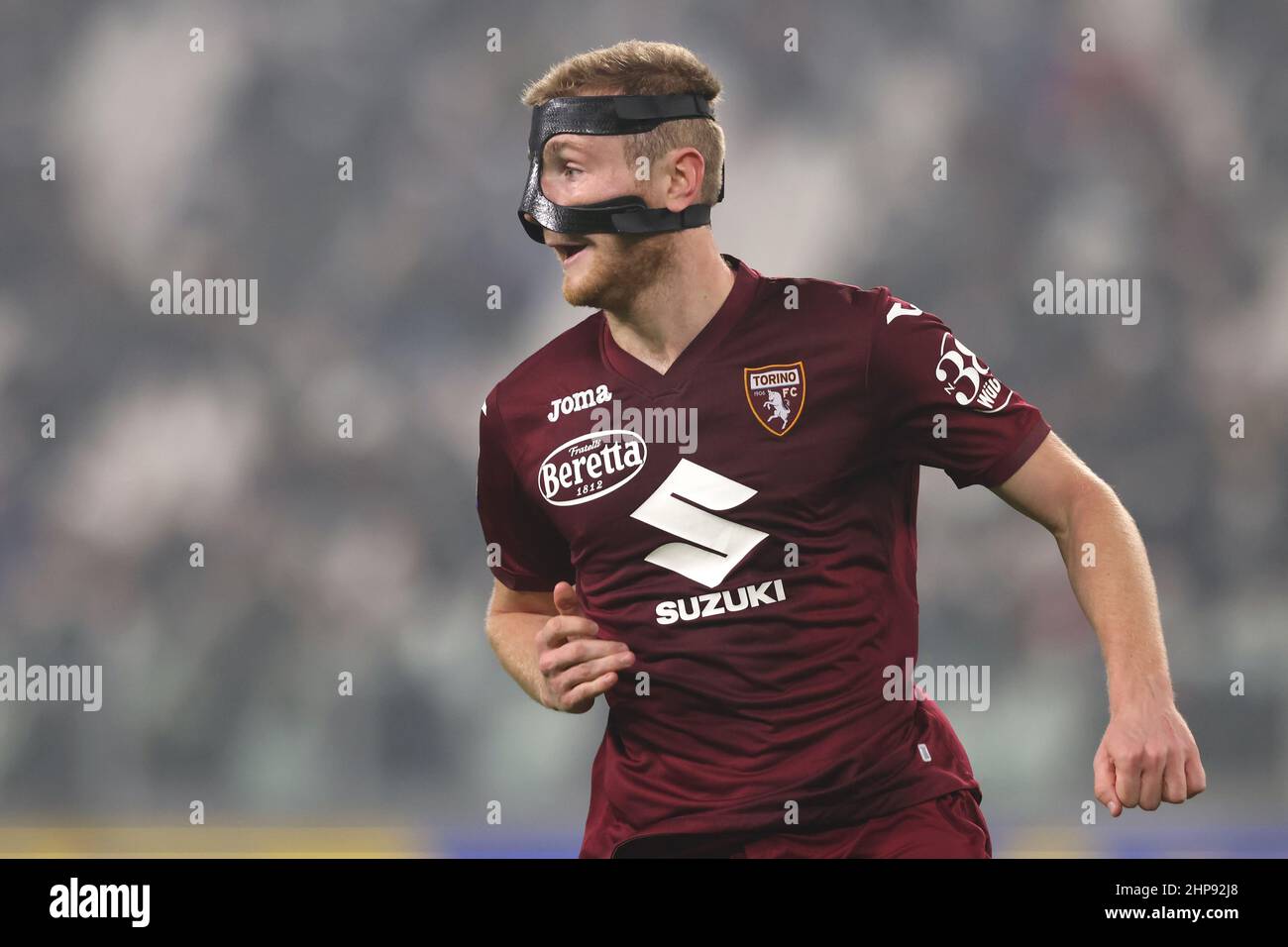 Turin, Italien, 18th. Februar 2022. Tommaso Pobega vom FC Turin trägt eine Gesichtsmaske aus Kohlefaser während des Spiels der Serie A im Allianz Stadium in Turin. Bildnachweis sollte lauten: Jonathan Moscrop / Sportimage Stockfoto