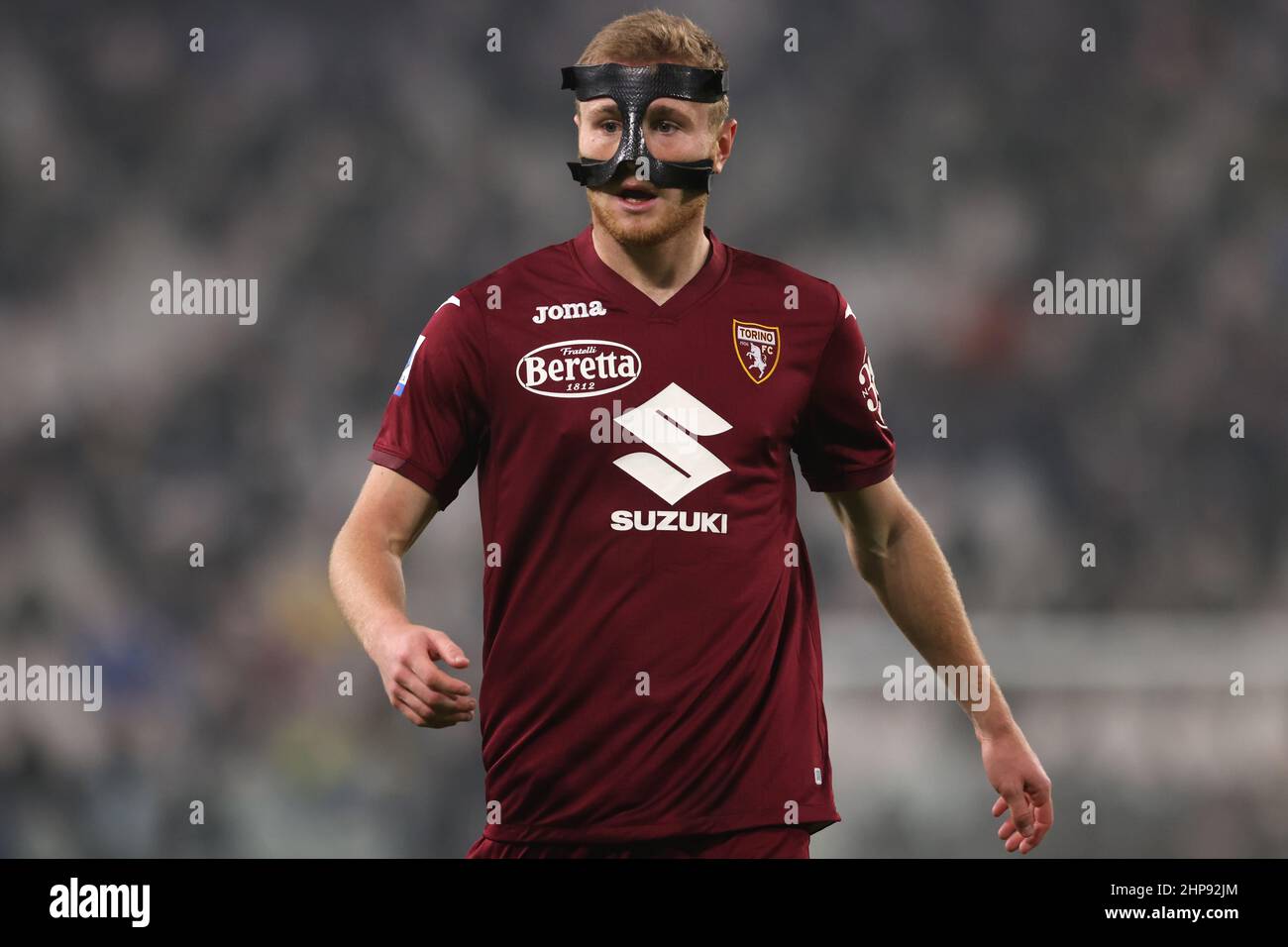 Turin, Italien, 18th. Februar 2022. Tommaso Pobega vom FC Turin trägt eine Gesichtsmaske aus Kohlefaser während des Spiels der Serie A im Allianz Stadium in Turin. Bildnachweis sollte lauten: Jonathan Moscrop / Sportimage Stockfoto