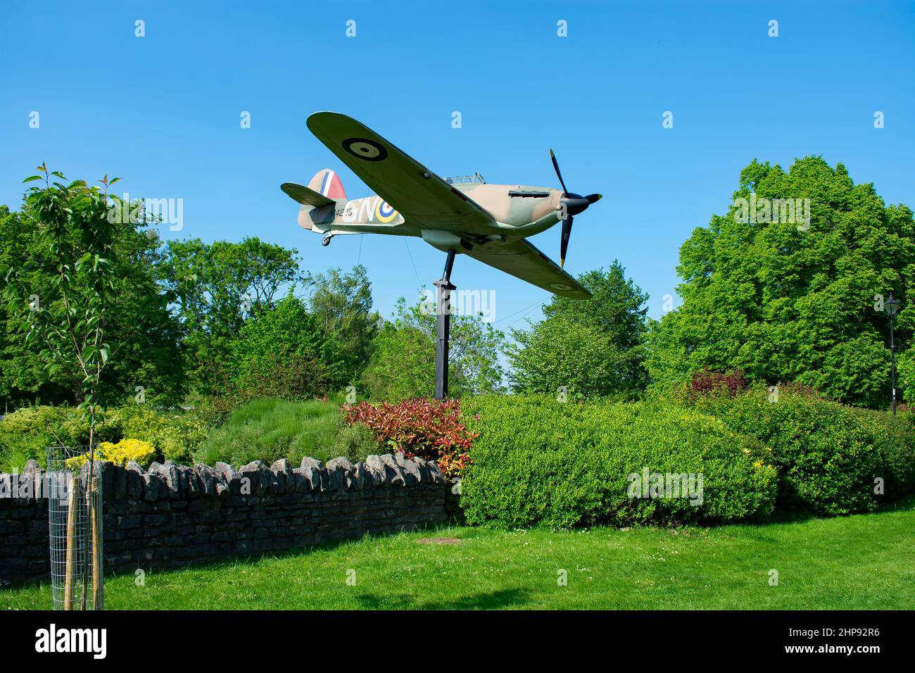 Eine Nachbildung des Hawker-Flugzeugtyps im Zweiten Weltkrieg in voller Größe in der Nähe von Alexandra Gardens in Windsor, Großbritannien. Das Denkmal ist von Bäumen umgeben Stockfoto