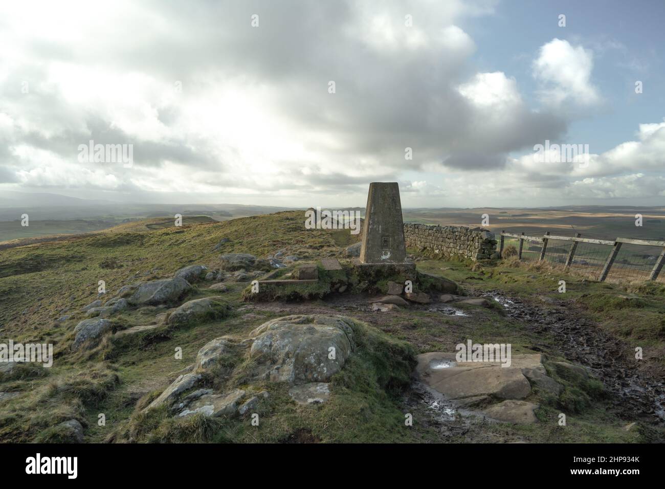 Trig Point on Hadrian's Wall, near Twice Brewed, Northumberland, Großbritannien. Das Gebiet ist ein UNESCO-Weltkulturerbe. Stockfoto