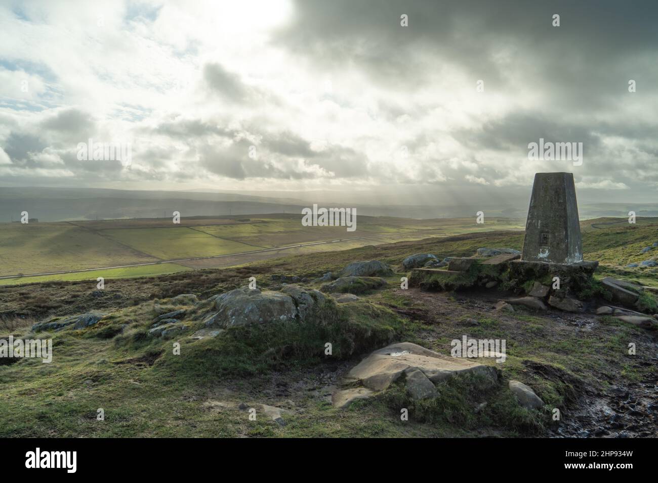 Trig Point on Hadrian's Wall, near Twice Brewed, Northumberland, Großbritannien. Das Gebiet ist ein UNESCO-Weltkulturerbe. Stockfoto