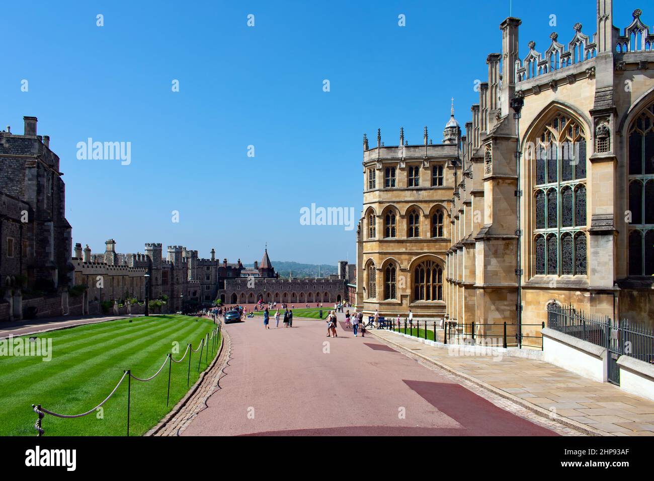 Ein Blick auf den Weg, der zur unteren Abteilung von Windsor Castle und St. Georges Chapel und den Residenzen des Gouverneurs der Militärritter führt Stockfoto