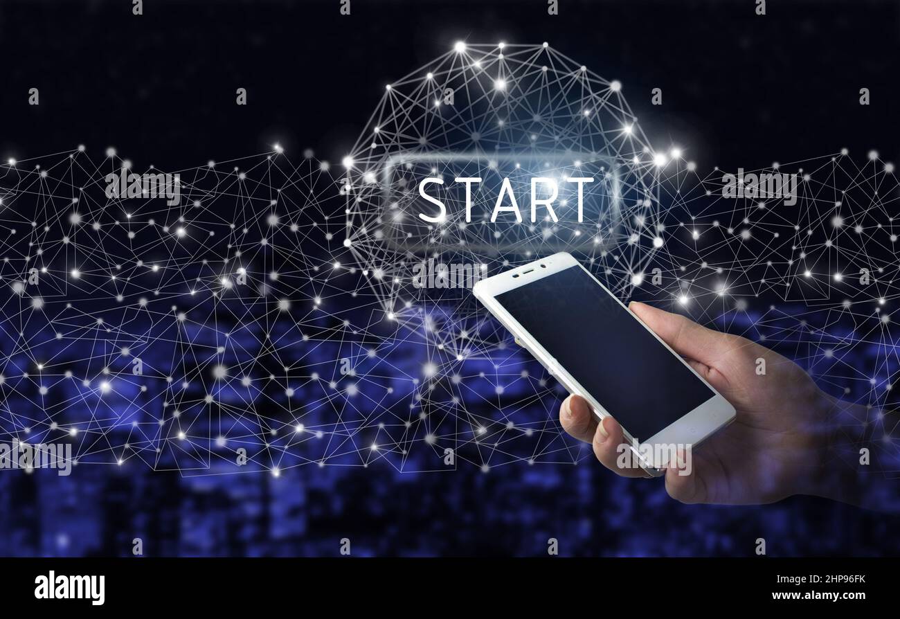 Neubeginn, Beginn des Geschäftswissens und Innovation neuestes Technologiekonzept. Handgriff weißes Smartphone mit digitalem Hologramm-STARTTASTENSCHILD o Stockfoto