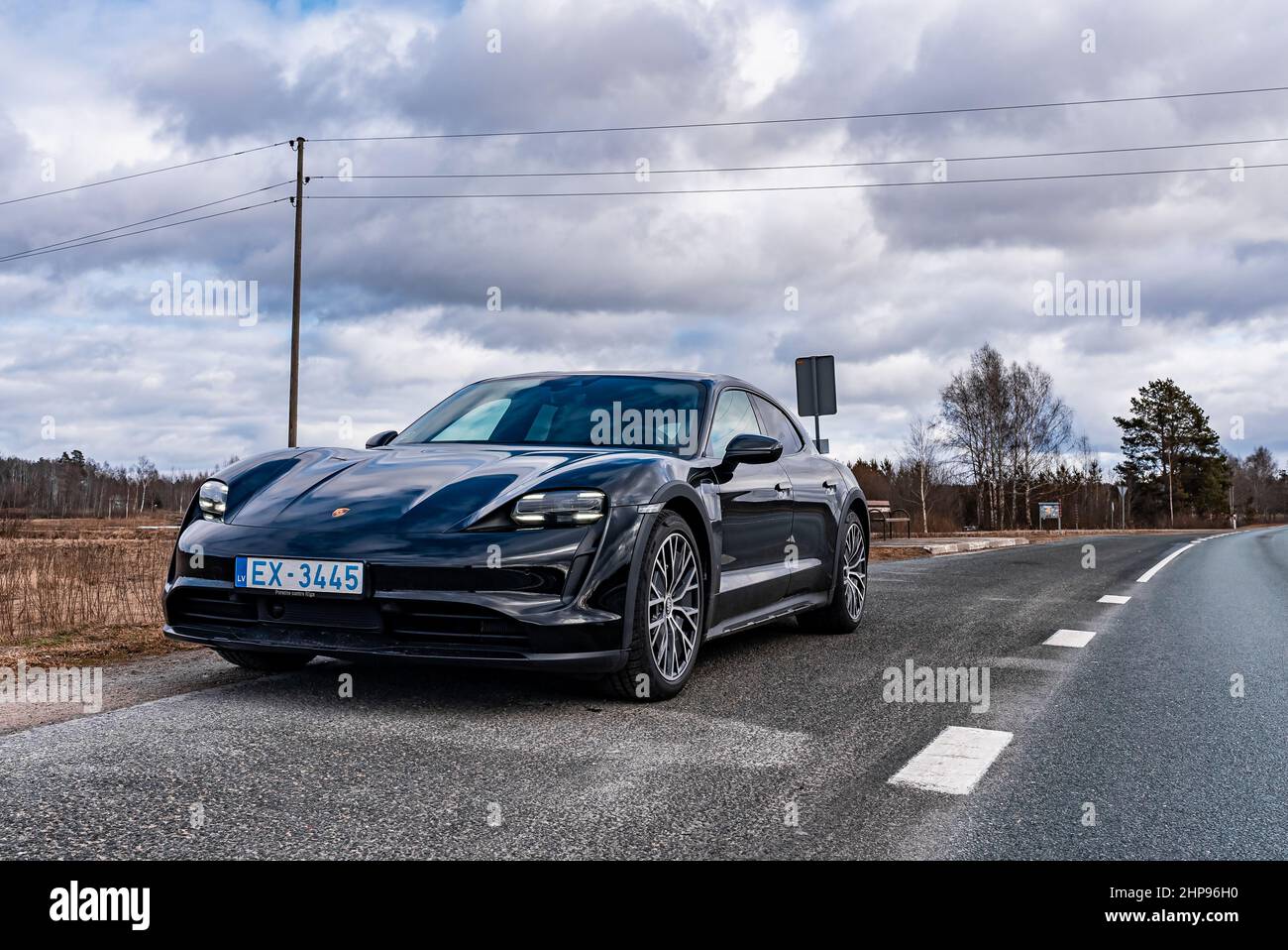 Porsche Taycan Gran Turismo Elektromodell auf der Straße Stockfoto