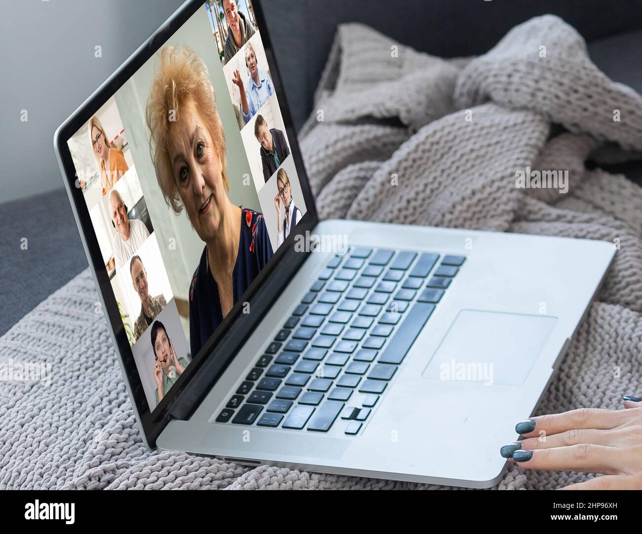Bildschirm Computeransicht fokussierte selbstbewusste Frau hält Geschäftsverhandlungen Videoanruf von zu Hause, diskutiert Partnerschaftsbedingungen online, Beratung Stockfoto