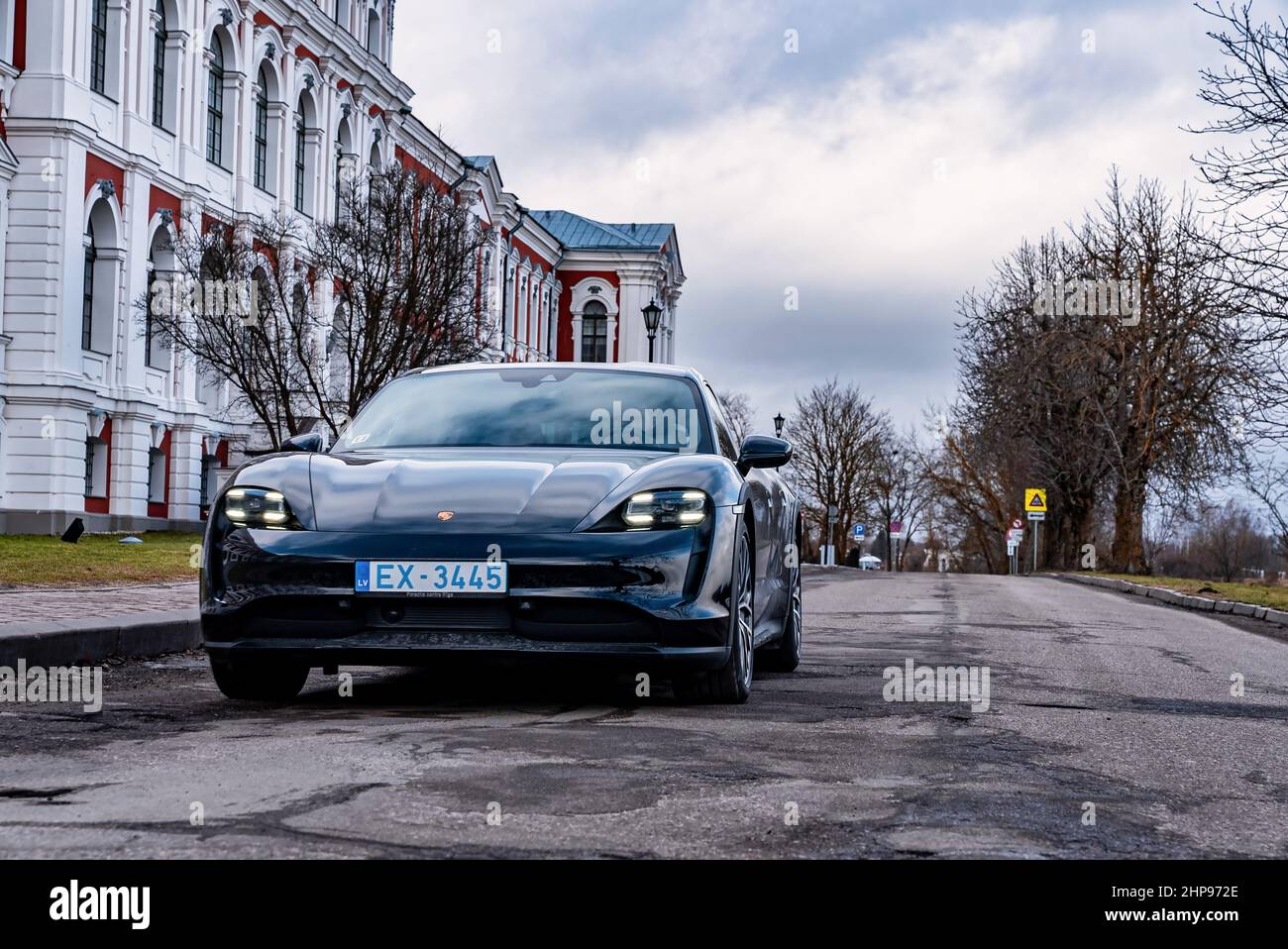 Porsche Taycan Gran Turismo Elektromodell auf der Straße Stockfoto