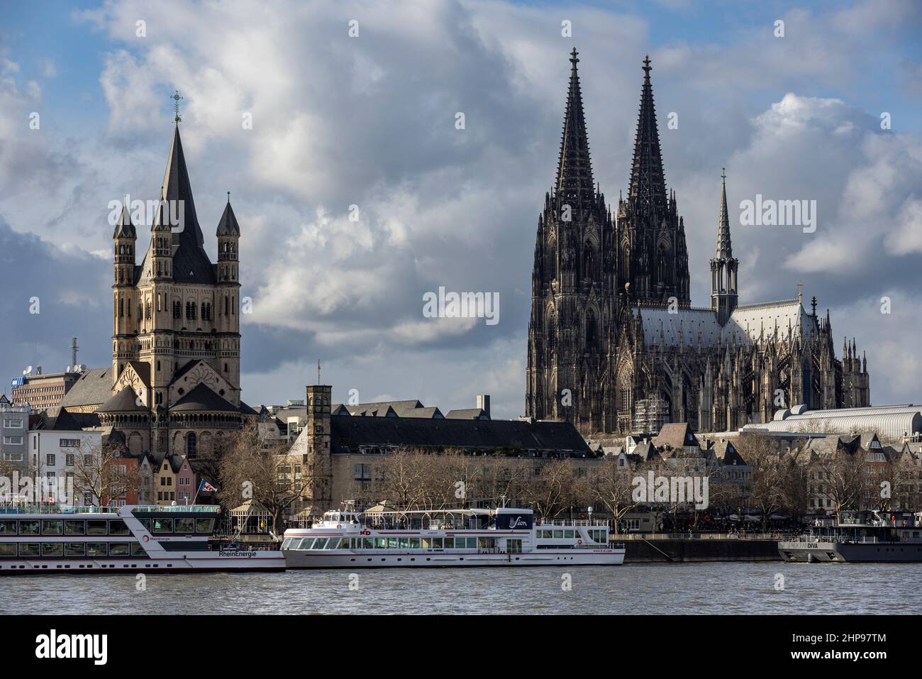 Der Kölner Dom und die große St.-Martin-Kirche stehen in der Kölner Skyline Stockfoto