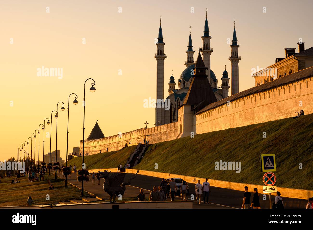 Kasan, Russland - 19. Juni 2021: Panorama des alten kasanischen Kremls bei Sonnenuntergang, Tatarstan. Es ist ein historisches Wahrzeichen, Touristenattraktion von Kazan. Sonnige Aussicht Stockfoto