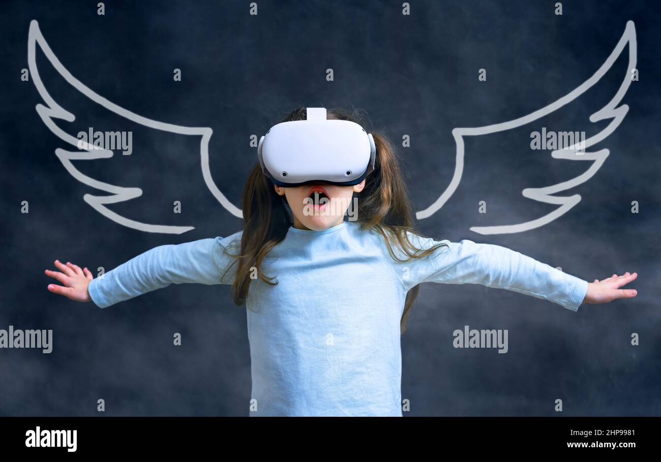 Kind fliegt in der virtuellen Realität, niedliches Kind schaut in VR-Brille. Junge Person mit futuristischem Headset, die Spaß hat, kleines Mädchen, das Videospiele spielt. Tec Stockfoto