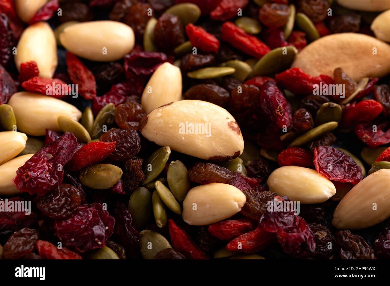 Gesunder Trail Mix Snack aus Nüssen und getrockneten Früchten Stockfoto