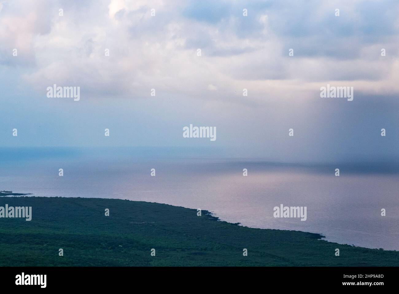 Sehen Sie Hawaii Küste mit Regensturm, Hawaii, die Big Island Stockfoto