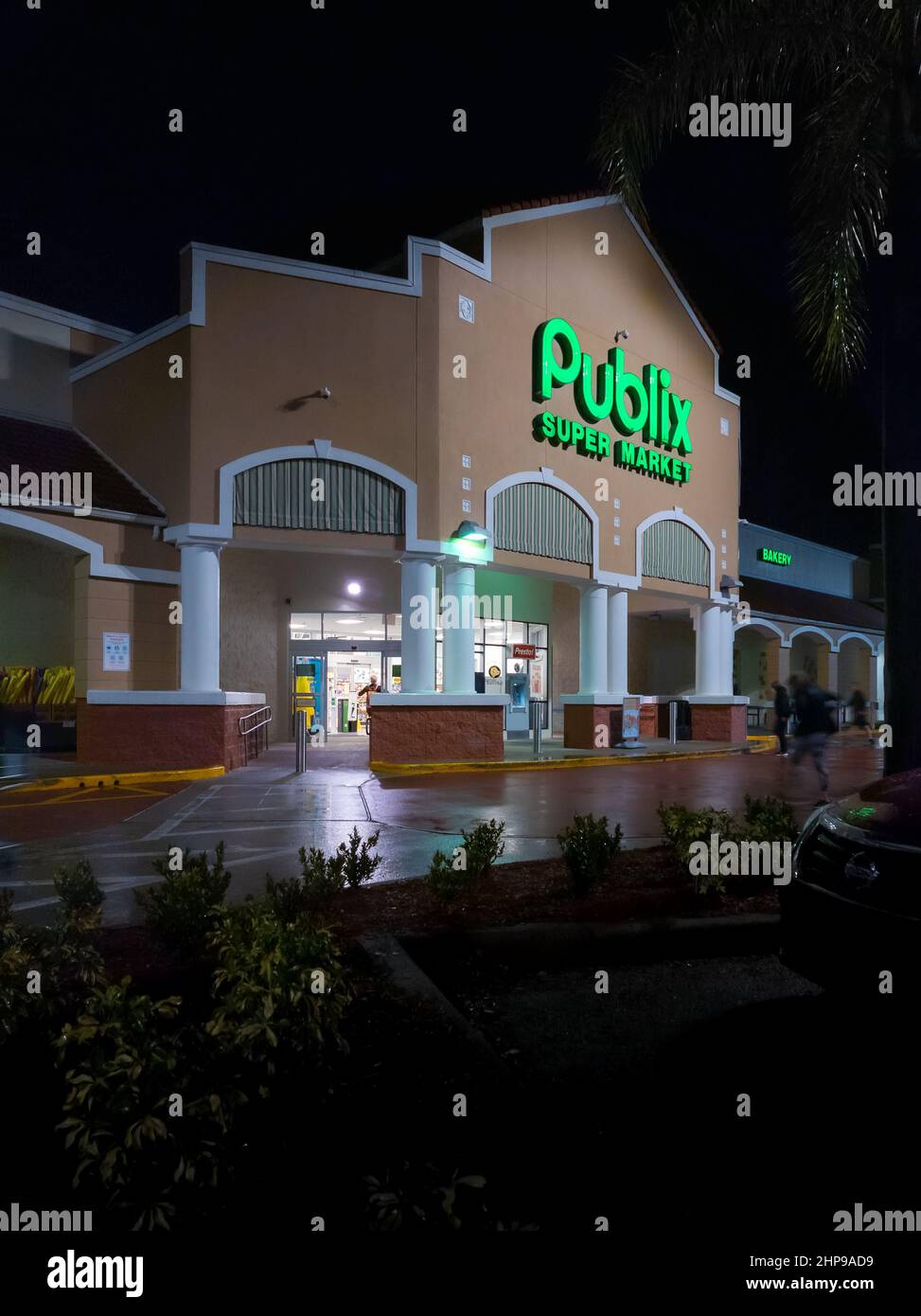 Kissimmee, Florida - 8. Februar 2022: Vertikale Nachtansicht des Publix Supermarket Building Außenansicht. Stockfoto